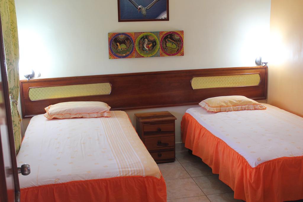 Dolphin House Otel Puerto Baquerizo Moreno Dış mekan fotoğraf
