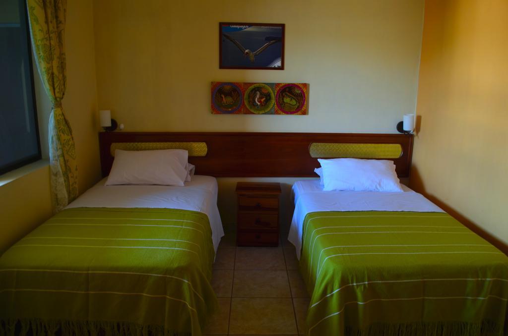 Dolphin House Otel Puerto Baquerizo Moreno Dış mekan fotoğraf